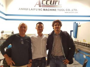 હંગેરિયન ક્લાઈન્ટો અમારી પ્રદર્શન મુલાકાત લો