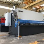 હાઇડ્રોલિક શીયરિંગ મશીન 12mm સ્ટીલ પ્લેટ કટીંગ મશીન 2500mm